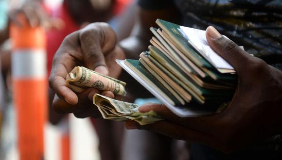 Un grupo de cuatro naciones caribeñas acordó cobrar al menos US$ 200,000 por sus pasaportes a partir del 30 de junio. Fotógrafo: Raúl Arboleda/AFP/Getty Images