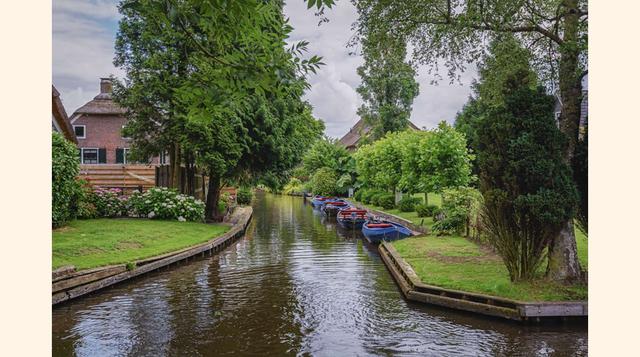 Giethoorn, Países Bajos. Es conocida como la Venecia del norte por su belleza natural y la abundancia de canales. Tiene más de 180 puentes, y los botes son el principal medio de transporte en esta pequeña población danesa. El uso de la bicicleta también e
