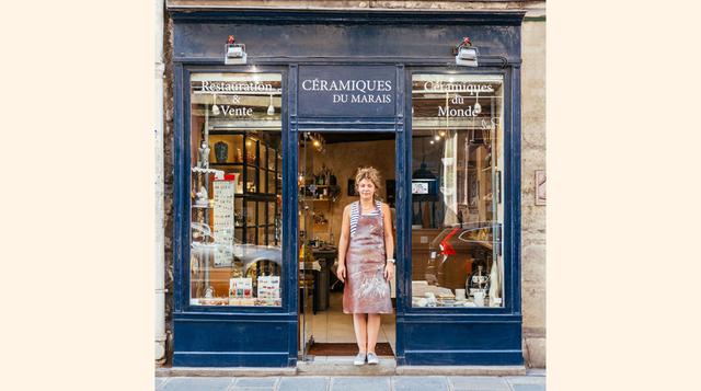 Les Céramics du Marais. La fachada de este taller de cerámica es de madera azul oscuro. Estanterías y vitrinas albergan multitud de animalitos de cerámica, una de las especialidades. Además de los animales, vende trabajos de unos diez artistas internacion