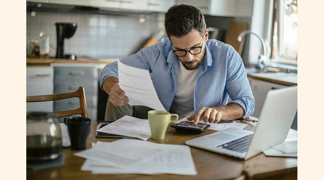 2. Invierte en las herramientas adecuadas: Un smartphone y un portátil hoy en día son suficientes para realizar algunas tareas básicas. Pero para ser un profesional necesitas invertir en elementos que mejoren tu rendimiento y te hagan más productivo. Un c