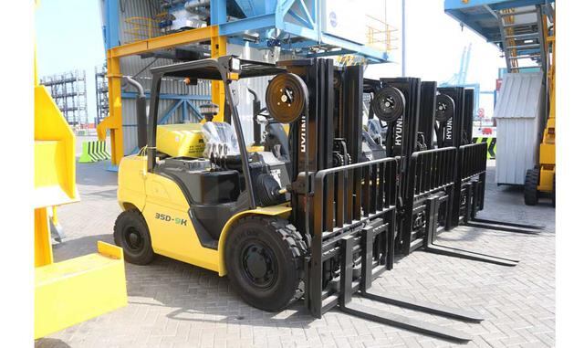 Montacargas. Estas máquinas se utilizan mayormente para la carga fraccionada (cajas, paletas), así como para la consolidación y des- consolidación de contenedores y el manipuleo de carga en espacios reducidos. Inversión por unidad: USD 33 mil.capacid