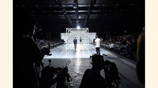 "Durante mucho tiempo, el sector de la moda en Japón consiguió bastantes beneficios en el mercado interior y no había necesidad de explorar el extranjero", explica Izumi Miyachi, especialista de moda del diario de gran tirada Yomiuri Shimbum. Pe