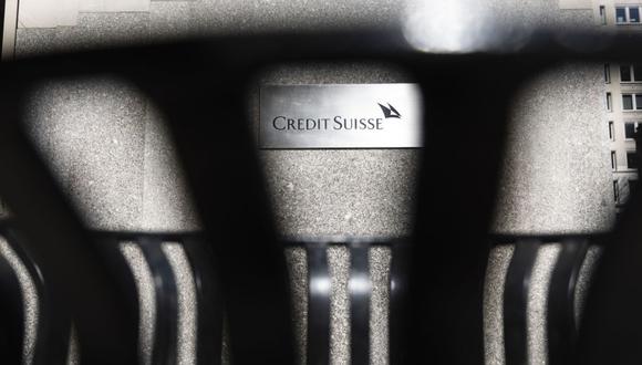Logo en el exterior de una oficina de Credit Suisse en el distrito Flatiron de Nueva York, EE.UU., el martes 21 de marzo de 2023. UBS Group AG saltó hasta un 10%, camino de su mayor ganancia desde marzo de 2020, debido al optimismo de los inversores sobre la adquisición de su mayor rival.