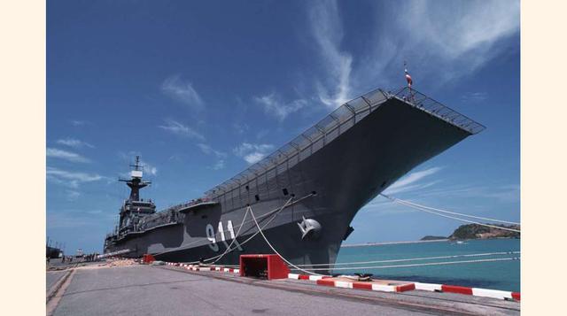 El portaaviones de Tailandia, el Chakri Naruebet, fue construido por la compañía española Bazán siguiendo el modelo del buque Príncipe de Asturias y cuenta con la peculiaridad de incorporar una zona de alojamiento para la familia real tailandesa. Las difi