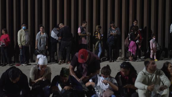 Migrantes esperan ser procesados ​​por la Patrulla Fronteriza de EE. UU. después de cruzar ilegalmente la frontera entre EE. UU. y México en Yuma, Arizona, en la madrugada del 11 de julio de 2022. (Foto: Allison dinner / AFP)