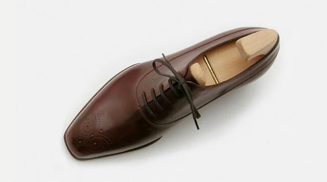 Yohei Fukuda. Japón es, con Italia y Francia, el país donde la zapatería ha alcanzando mayores cotas de belleza. Yohei, con sólo 35 años, ya ha trabajado para dos grandes nombres de Londres: Edward Green y Cleverly. La línea conservadora de ambas casas le