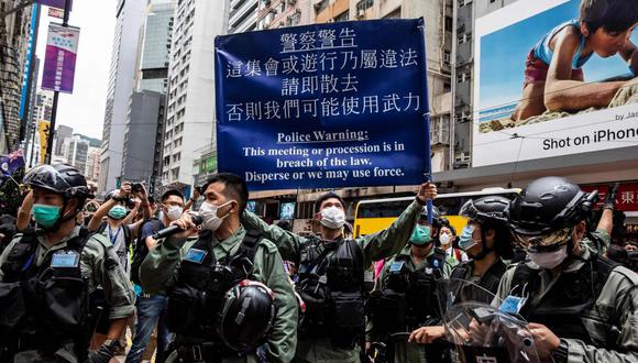 La policía le dice a los manifestantes en favor de la democracia que se reunieron en el distrito de Causeway Bay de Hong Kong que se vayan a sus casas el 24 de mayo de 2020, antes de las protestas previstas contra una propuesta para promulgar una nueva legislación de seguridad en Hong Kong. (AFP / ISAAC LAWRENCE)