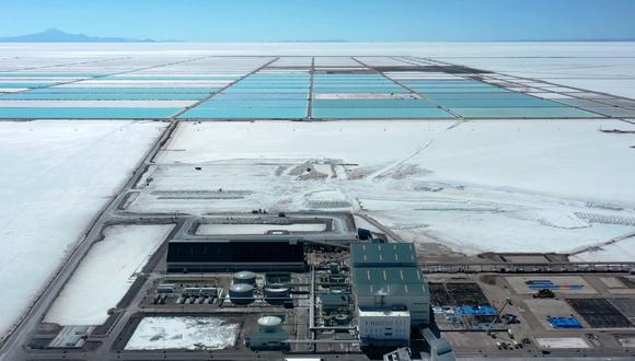 Aerial view of the new state-owned lithium extraction complex, in the southern zone of the Uyuni Salt Flat, Bolivia, on July 10, 2019. - Bolivia is getting ready to produce lithium, key for China's electromotive industry. (Photo by Pablo COZZAGLIO / AFP)