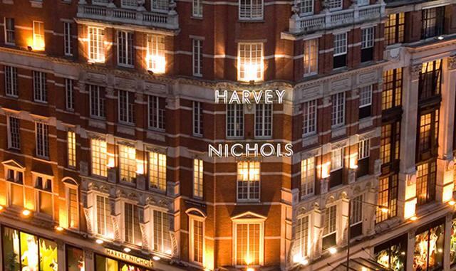 FOTO 8 | Harvey Nichols,  Londres. Fundada en 1831, el lujo ha sido un eje rector de Harvey Nichols. Así, podrás encontrar las tendencias en moda, decoración y hasta vinos. Su selección de tiendas abarca más de 100 marcas como Altuzarra, Zedig & Voltaire,