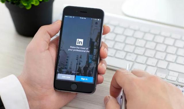 FOTO 9 | Así que vuelva a utilizar sus publicaciones de blog para sus actualizaciones de actividad e inserte documentos y artículos en las secciones de resumen y experiencia de su perfil. Nunca mire ningún contenido que cree de manera aislada. Siempre pregúntese "¿Cómo puedo reutilizar este contenido para agregar valor a mis conexiones de LinkedIn?"