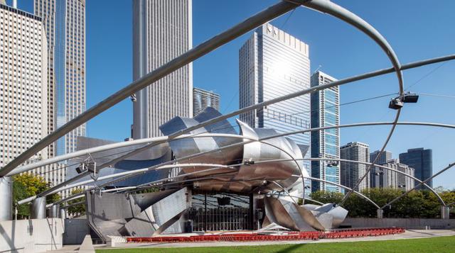 Situado en el corazón del distrito financiero de Chicago, el hotel ofrece una ubicación ideal para los viajeros de negocios y de placer, con fácil acceso al sistema de transporte público de Chicago, la zona de teatros de la ciudad, el Millennium Park, a l