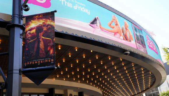 Anuncio de películas "Oppenheimer" y "Barbie" en AMC Theaters en The Grove, Los Angeles (Foto: AP)