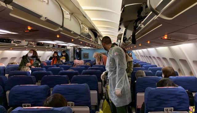 Según la Asociación Internacional de Transporte Aéreo (IATA), el riesgo de contraer una enfermedad en un avión es similar al de otros espacios confinados, (AFP).