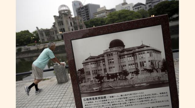 El último 4 de julio de 2015 un hombre descansa en lo que hoy se conoce como el ‘domo’ o la ‘cúpula’ de la bomba atómica en Hiroshima, cerca de 70 años después del ataque durante la Segunda Guerra Mundial. (Foto: AP)