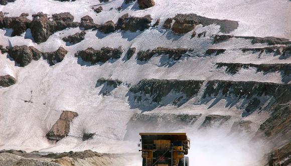 Las gigantescas minas de cobre en el desierto del norte han recurrido al agua de mar en medio del agotamiento de las reservas de agua dulce que ha provocado una revisión del sistema de derechos de agua del país y mayores protecciones para los glaciares.