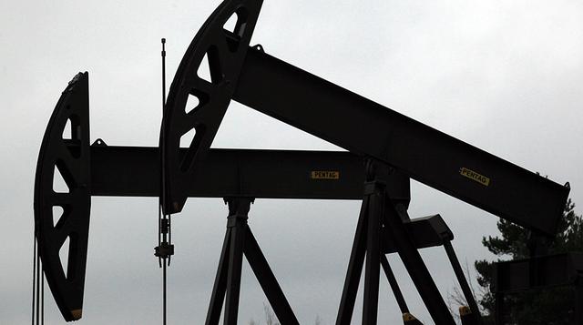 11. Hidrocarburos. La producción de este sector en el 2016 registró una contracción por segundo año sucesivo, con una variación de -5.09%, determinado por la acentuada caída en la explotación de petróleo crudo en -30,08%, atenuada en forma parcial por el 