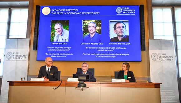 Miembros de la Real Academia de Ciencias de Suecia, anuncian el Premio Sveriges Riksbank de Ciencias Económicas en Memoria de Alfred Nobel 2021, durante una conferencia de prensa en la Real Academia Sueca de Ciencias en Estocolmo. (Foto: EFE/EPA/Claudio Bresciani)