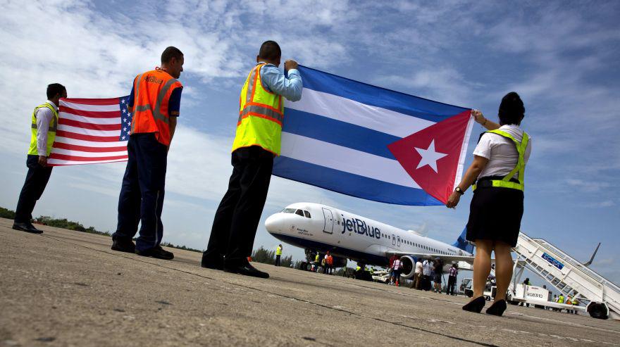 Esta foto del 31 de agosto del 2016 muestra a trabajadores del aeropuerto de Santa Clara, en Cuba, recibiendo al vuelo 387 de JetBlue, el primer vuelo comercial entre Estados Unidos y la isla en más de medio siglo. (Foto: AP)