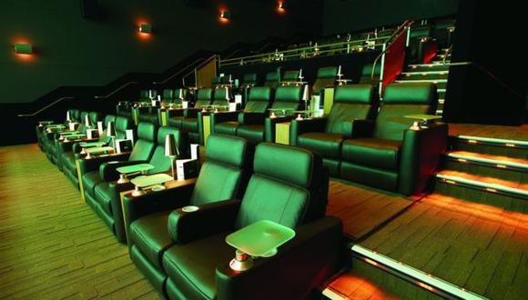 Los cines de lujo suelen tener asientos reclinables, menú a la carta y meseros a la butaca. (Foto: Cinépolis)