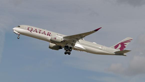 Qatar Airways, la segunda mayor compañía de la región después de Emirates (Dubai), forma parte de los escasos transportistas que siguen operando, pero solo al 40% de su capacidad.
 (Foto: AFP / PASCAL PAVANI)