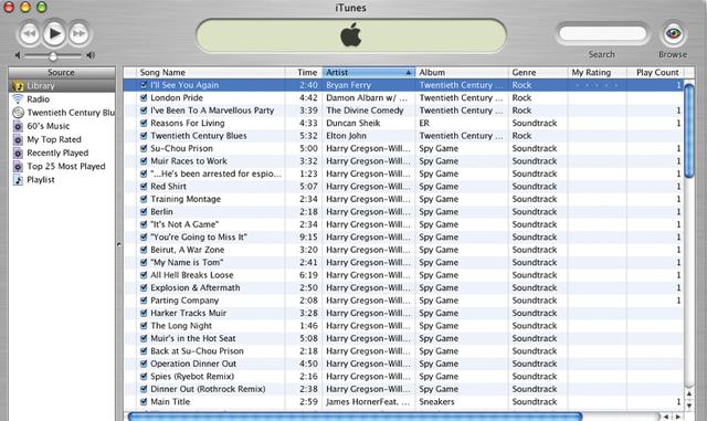 FOTO 2 | 2001: Apple lanza su reproductor multimedia iPod y la tienda de descarga de música iTunes. Después de un lento comienzo, el fabricante de computadoras y futuro gigante de los teléfonos inteligentes se convertiría en el líder en descargas de álbumes y canciones digitales al final de la década.