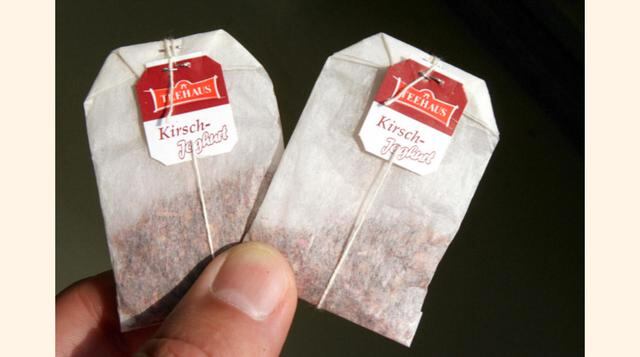 Bolsas de té Su invención se remonta a principios del siglo XX, cuando el comerciante de té estadounidense Thomas Sullivan decidió enviar muestras de sus productos en pequeños paquetes de seda. Algunos de sus clientes decidieron introducirlos así directam