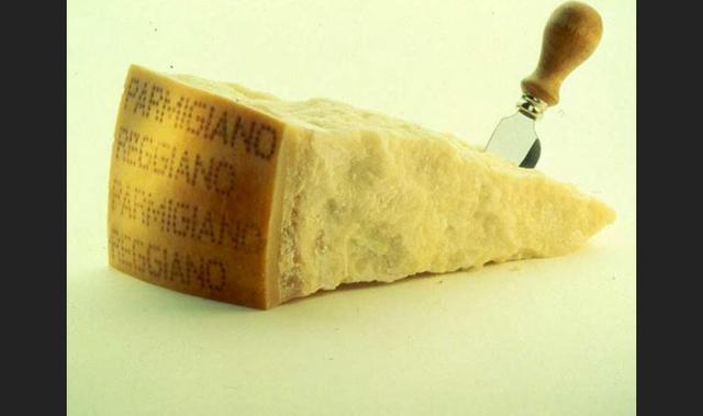 El parmesano es un famoso queso italiano de consistencia dura y granular. El parmesano se usa rallado o gratinado. Su producción se encuentra regulada por una DOP (Denominación de Origen Protegida, o Denominazione d'Origine Protetta en italiano). El 