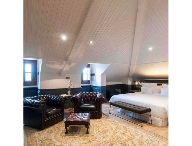 FOTO 44 | La Casa del Presidente, Ávila
El presidente es Adolfo Suárez y la casa, pared con pared con las murallas de la ciudad, su refugio de vacaciones. Repleta de historia, el check in se realiza en el antiguo despacho de Suárez, donde se reunió en secreto con Carrillo para negociar la legalización del Partido Comunista.