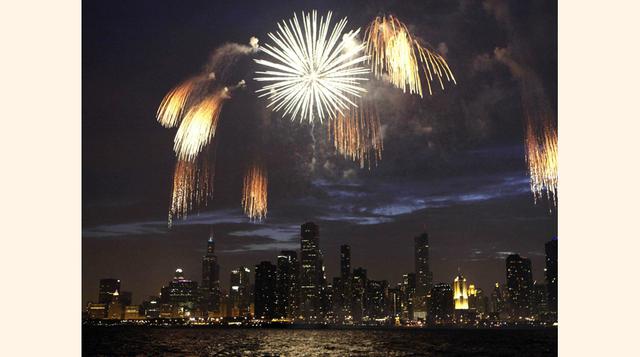CHICAGO: fuegos artificiales del Ventoso Ciudad se llevará a cabo en el pintoresco muelle de la Marina. Los que quieren la mejor vista se puede subir a uno de los muchos cruceros que permiten a los clientes una vista de los fuegos artificiales desde el la