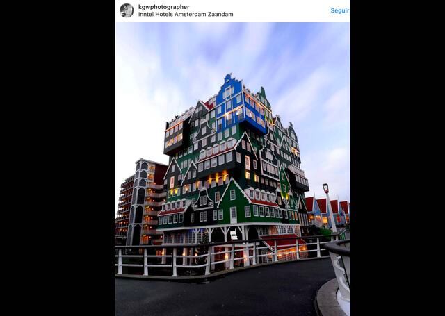 FOTO 6 | Inntel Hotel Zaandam, Amsterdam (Países Bajos). Como un homenaje a la arquitectura tradicional holandesa de la región de Zaam este hotel, diseñado por Wilfried van Winden, consiste enteramente de una acumulación de casi setenta casas pintadas en cuatro colores verdes que representan cinco tipos de casas de la zona, desde cobertizos de agricultores hasta casas más urbanas. Lo mejor es que está a tan solo situada a 12 minutos de Amsterdam.