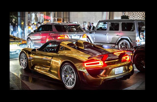 Foto 3 | Porsche 918 Spyder. Con un motor V8 de 4.6 litros puede generar hasta 887 caballos de fuerza. Este auto súper sexy va de 0 a 60 mph (97 km/h) en 2.5 segundos, con un tope de 218 mph (350 km/h). Este modelo se produce desde el 2013.