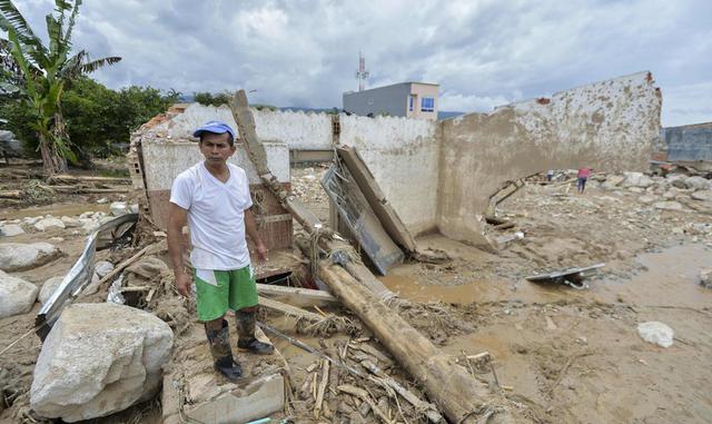 1. Un hombre se encuentra en medio de los restos de su casa a raíz de los deslizamientos de tierra causados por las fuertes lluvias en Mocoa, departamento de Putumayo, al sur de Colombia el 2 de abril de 2017. El número de muertos por un devastador desliz