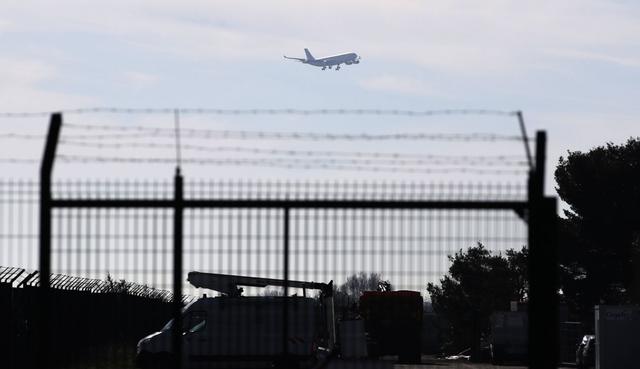 Varios países, entre ellos Francia, Estados Unidos y Japón, se esfuerzan por evacuar a sus ciudadanos de Wuhan, el epicentro de la epidemia del nuevo coronavirus que mató a más de 200 personas en China. (AP).
