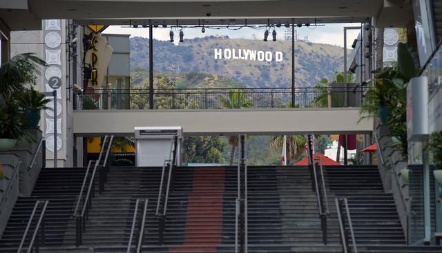 Las escaleras del centro comercial "Hollywod and Highland" se observan casi vacías, un día después de que el condado de Los Ángeles anunciara un cierre casi total, instando a todos los residentes a quedarse en casa. (AFP).