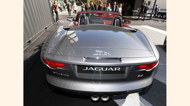 El Jaguar F-Type Convertible 2016 (parte trasera) se exhibirá en el Auto Show de Los Angeles en West Hollywood, California. (Foto: Reuters)