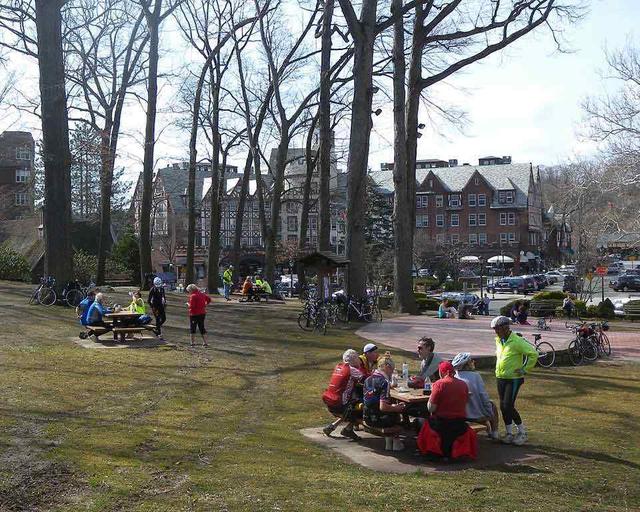 FOTO 4 | 7. Scarsdale, Nueva York. Scarsdale es un suburbio que se encuentra dentro de la animada Manhattan. El promedio anual de ingreso de las familias en este pequeño pueblo ($241.453 o 207.000 euros) es cerca de cuatro veces y media la renta media nacional.
Liza Minelli y Susan Lucci son algunas de las exclusivas vecinas de Scarsdale.