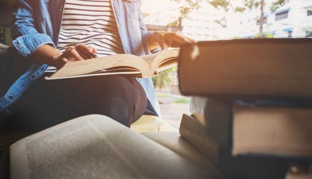 FOTO 2 | 2. Elimina los desperdicios. En su libro “The Ultimate Guide to Time Management”, el estratega y autor Tony Robbins sugiere que cuides tu tiempo de la misma forma en que cuidas tu dinero porque es un recurso limitado que debe ser preservado. ¿Cómo hacerlo? Eliminando los desperdicios.

Robbins recomienda convertir el tiempo perdido en tiempo productivo. Puedes hacer que el uso de tu tiempo sea más efectivo dándole un nuevo propósito a las horas muertas. Si te encanta leer pero no tienes tiempo, entonces lee mientras te transportas por la mañana, o cuando estás esperando entrar a algún lugar. O escucha audio libros. Hace poco empecé a probar Blinkist, que te permite escuchar los aprendizajes de un libro en 15 minutos. (Foto: Freepik)