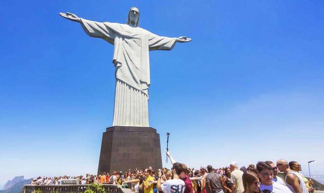 CRISTO REDENTOR, BRASIL. La estatua es parte de las siete nuevas maravillas del mundo y está hecha de concreto y piedra. Ella simboliza al cristianismo, la religión de la mayor parte de los brasileños.