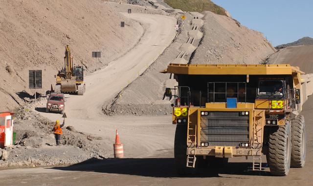 Foto 8 |  Ante el inicio de construcción de sus nuevos proyectos, Minsur estima que su capital de crecimiento se incrementará significativamente en el 2018. Así, prevé un desembolso aproximado de US$ 480 millones para B2 y Mina Justa este año. Su gerente general, Juan Luis Kruger, detalló que invertirán alrededor de US$ 130 millones en la  primera iniciativa, que permitirá ampliar la capacidad de la mina de estaño San Rafael a partir del procesamiento de relaves antiguos, aunque el compromiso de inversión es mayor.