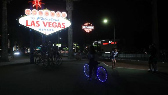 Personas se reúnen para tomar fotos frente al letrero "Welcome to Fabulous Las Vegas" en Las Vegas Strip, donde la mayoría de las empresas han estado cerradas desde el 17 de marzo en respuesta a la pandemia de coronavirus (COVID-19) en Las Vegas, Nevada. (Mario Tama/Getty Images/AFP)