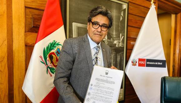 El ministro de Salud, Abel Salinas, muestra el decreto supremo que hace realidad la nueva escala remunerativa para los profesionales de la salud en el Perú. (Foto: Difusión)
