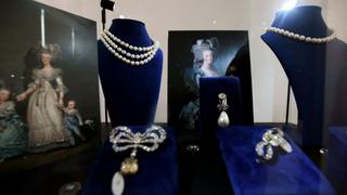 Exhiben joyas de María Antonieta en Dubái antes de subasta