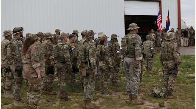FOTO 5 | Miembros de las milicias paramilitares forman durante el Field Training Exercise organizado por United Patriots.
