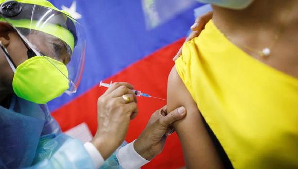 El pasado sábado, Rodríguez aseguró que "cerca del 11% de los venezolanos" habían sido vacunados contra el COVID-19 -unas 3'300,000 personas-, aunque no detalló cuántos ciudadanos habían recibido una sola dosis y cuantos habían completado el tratamiento. (Foto: AFP)
