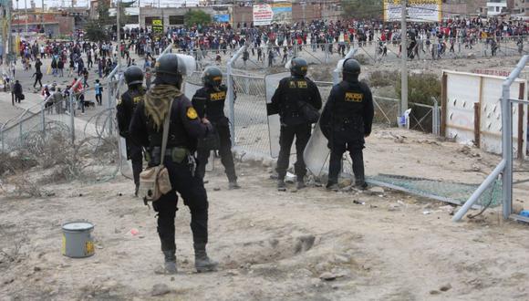 Manifestantes y policías se enfrentan en el Aeropuerto Rodriguez Ballón de Arequipa. Foto: Leonardo Cuito/@photo.gec