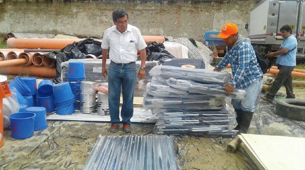El congresista de la República, Hernando Cevallos Flores, en visita en el distrito de Castilla, en Piura, encontró que materiales destinado para los damnificados y afectados por las lluvias que azotan esa región se hallaban a la intemperie y mojadas en el