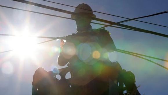 Un trabajador realiza un tendido de fibra óptica. (Foto: Reuters).