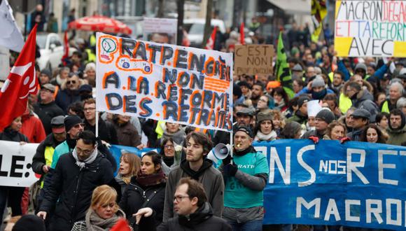 Una persona sostiene una pancarta que dice "RATP (operador de transporte público de París) en huelga. No a la reforma de pensiones" durante una manifestación convocada por la Confederación General del Trabajo (CGT) de Francia. (Foto: AFP)