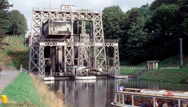 FOTO 23 | Sistema de gestión de agua de Augsburg, Alemania. Incluye una red de canales, torres de agua que datan de los siglos XV al XVII. Albergaban maquinaria de bombeo, una sala de carniceros refrigerados por agua, un sistema de tres fuentes monumentales y centrales hidroeléctricas, continúan proporcionando energía sostenible en la actualidad. Foto: unesco.org.