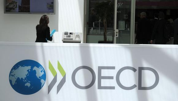 Las orientaciones finales de la OCDE pretenden aclarar los detalles pendientes para que los gobiernos adopten códigos fiscales de forma coherente y coordinada con el fin de limitar los costos de cumplimiento para las empresas y la posibilidad de conflictos. (Photo by Eric PIERMONT / AFP)